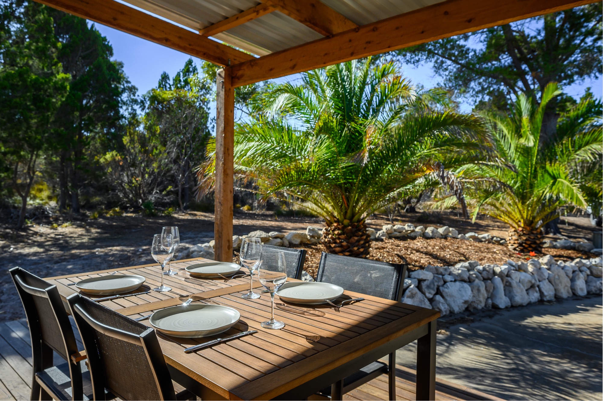 Aluka outdoor dining